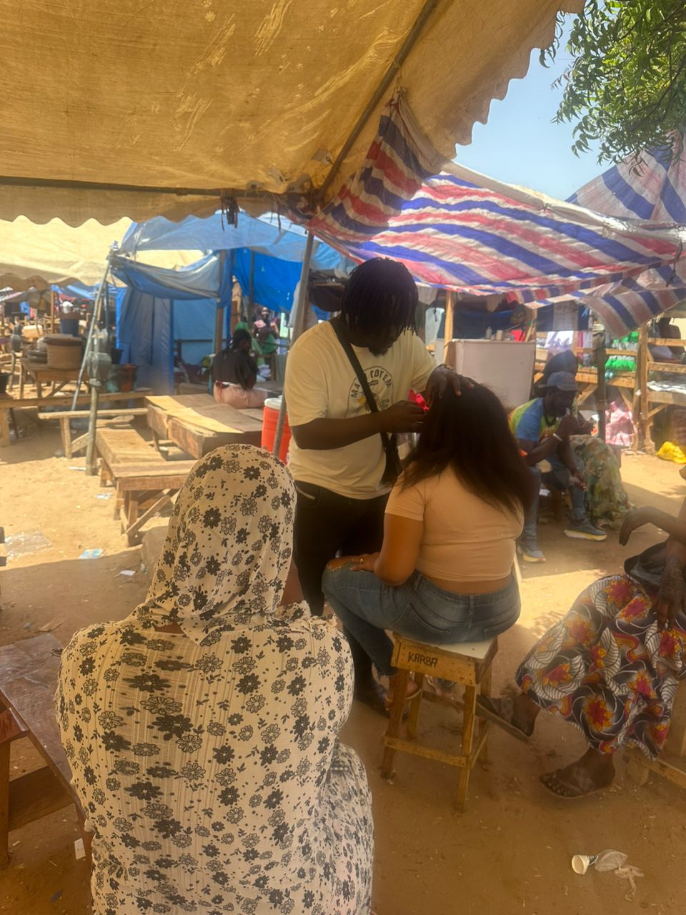 Chez les hommes qui pratiquent le maquillage féminin au marché HLM